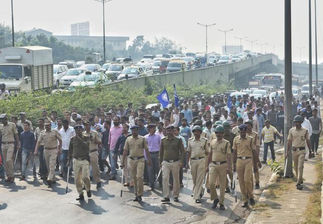 Protesters block the Western Express Highway in Bandra. (Satyabrata Tripathy /HT) Protesters block the Western Express Highway in Bandra. (Satyabrata Tripathy /HT)