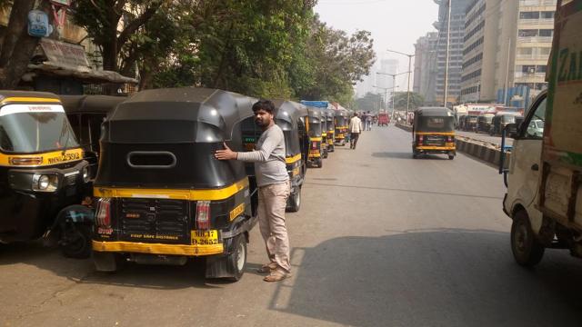 Many auto-rickshaw drivers have called it a day, and roads are mostly empty. (Farhan Shaikh/HT) Many auto-rickshaw drivers have called it a day, and roads are mostly empty. (Farhan Shaikh/HT)