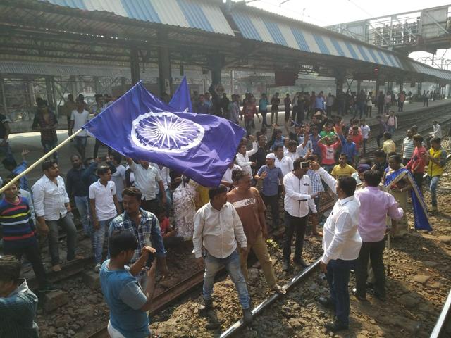 RPI activists stage a protest on the tracks at Mulund station. (Pratik Chorge/HT) RPI activists stage a protest on the tracks at Mulund station. (Pratik Chorge/HT)