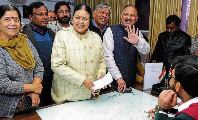 Outgoing mayor Asha Jaswal filing her papers, surrounded by rebel BJP councillors. Vinod Aggarwal (second from left), who was the party’s official candidate for the post of deputy mayor, claimed he had filed his nomination on behalf of the rebel group. (Keshav Singh/HT)