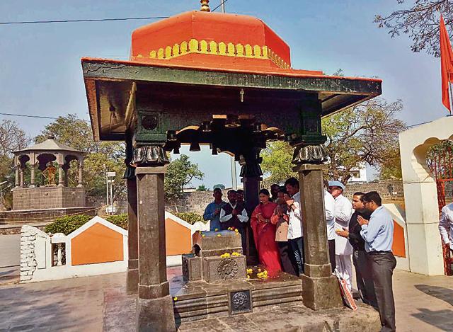 The village elders pay tribute to the samadhi of Maratha king Chhatrapati Sambhaji Maharaj in Vadhu Budruk on Thursday. (HT PHOTO) The village elders pay tribute to the samadhi of Maratha king Chhatrapati Sambhaji Maharaj in Vadhu Budruk on Thursday. (HT PHOTO)