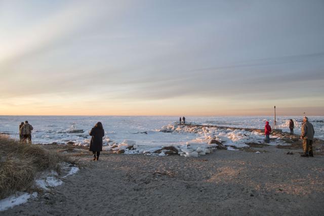 People gather by the beach to photograph a frozen Cape Cod Bay on January 3, 2018 in Orleans, Massachusetts. (AFP Photo) People gather by the beach to photograph a frozen Cape Cod Bay on January 3, 2018 in Orleans, Massachusetts. (AFP Photo)