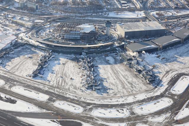 La Guardia Airport awaits arriving flights after runways were plowed of snow on January 5, 2018 in the Queens borough of New York City. (AFP Photo)
