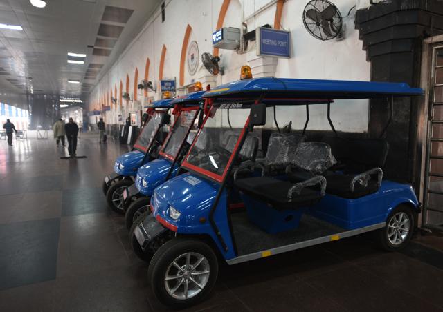 Battery operated golf carts (Sonu Mehta/HT PHOTO) Battery operated golf carts (Sonu Mehta/HT PHOTO)