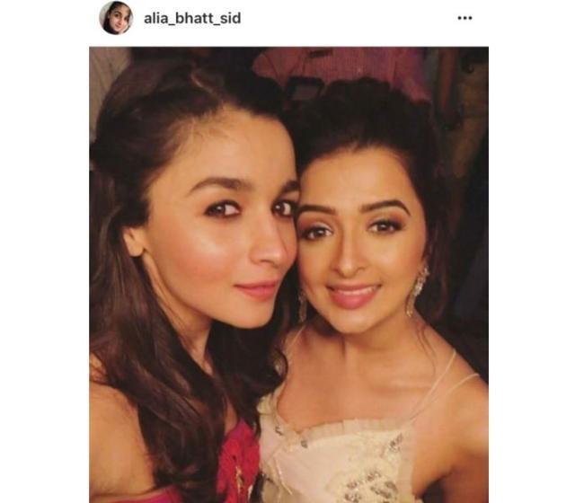 Alia, seen here with the bride, Kripa Mehta, wore heavily-kohled eyes, glossy eyelids, long lashes and a peachy pout. (Instagram/ alia_bhatt_sid)