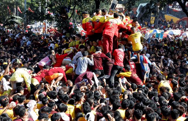 Devotees jostle as they try to reach an image of Black Nazarene during the annual religious procession in Manila, Philippines. (REUTERS/Erik De Castro) Devotees jostle as they try to reach an image of Black Nazarene during the annual religious procession in Manila, Philippines. (REUTERS/Erik De Castro)
