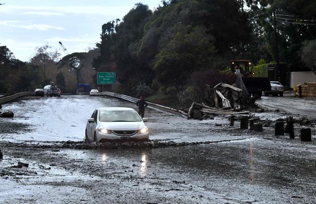 A vehicle drives across a flooded US 101 freeway near the San Ysidro exit in Montecito, California on January 9, 2018. (AFP Photo) A vehicle drives across a flooded US 101 freeway near the San Ysidro exit in Montecito, California on January 9, 2018. (AFP Photo)