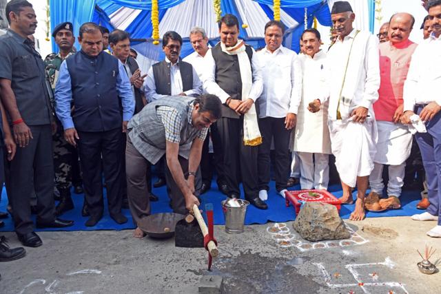 Union minister Nitin Gadkari and Maharashtra Chief Minister Devendra Fadnavis at the foundation stone ceremony for upgradation and expansion of the cruise terminal. (Satyabrata Tripathy /HT Photo)