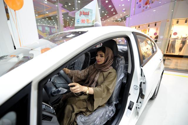 Saudi women tour a car showroom for women on January 11, 2018, in the Saudi Red Sea port city of Jeddah. (AFP Photo)
