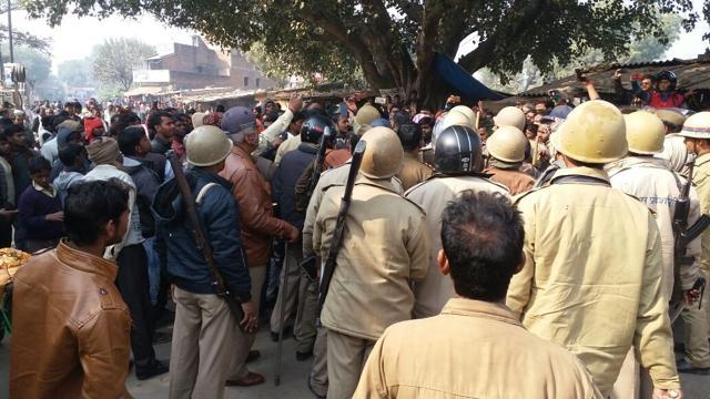 Police try to pacify agitating locals at Karma Bazaar in Ghurpur on Friday. (HT PHOTO)