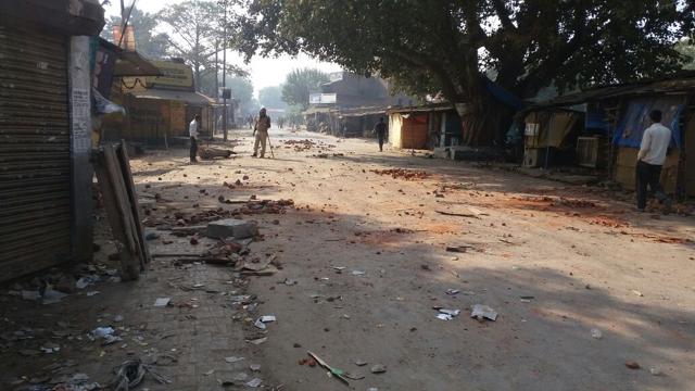 A street strewn with stones and bricks after a mob pelted stones at police demanding the arrest of a person of another community who allegedly stabbed their kin, in Karma Bazar area of Allahabad. (HT PHOTO)