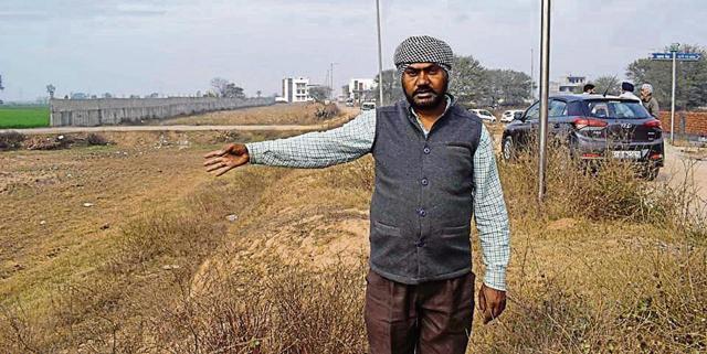 Surjit Singh points to the plot allotted to him in Aero City, Mohali. He says, due to its low level, he will have to do earth filling at least 10-foot deep. (Sikander Singh/HT) Surjit Singh points to the plot allotted to him in Aero City, Mohali. He says, due to its low level, he will have to do earth filling at least 10-foot deep. (Sikander Singh/HT)