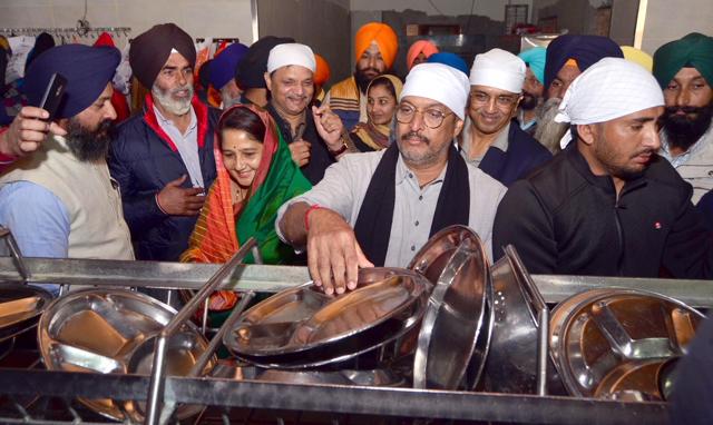 Nana Patekar with his wife washing utensils at a community kitchen during their visit to the Golden Temple in Amritsar on Sunday. (Sameer Sehgal/HT Photo) Nana Patekar with his wife washing utensils at a community kitchen during their visit to the Golden Temple in Amritsar on Sunday. (Sameer Sehgal/HT Photo)