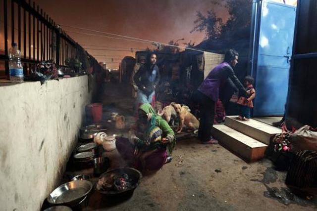 THE HAVE-NOT’s: Many night shelters near Sarai Kale Khan are run under tarpaulin tents with only gas-fired lanterns for light, tatty blankets which are as thin as a ‘sheet’, no separate bathrooms and stinking makeshift toilets. (Mohd Zakir/HT PHOTO) THE HAVE-NOT’s: Many night shelters near Sarai Kale Khan are run under tarpaulin tents with only gas-fired lanterns for light, tatty blankets which are as thin as a ‘sheet’, no separate bathrooms and stinking makeshift toilets. (Mohd Zakir/HT PHOTO)
