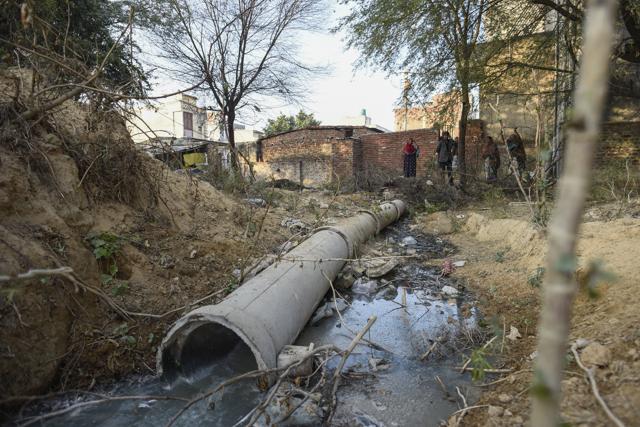 Over the past two years, the water body has filled up with sewage water which now has started backflowing and entering the houses of Aya Nagar . (Burhaan Kinu/HT Photo) Over the past two years, the water body has filled up with sewage water which now has started backflowing and entering the houses of Aya Nagar . (Burhaan Kinu/HT Photo)