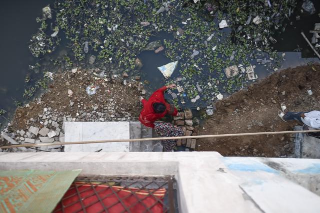 Residents say sewer water flows into their houses. (Burhaan Kinu/HT Photo) Residents say sewer water flows into their houses. (Burhaan Kinu/HT Photo)