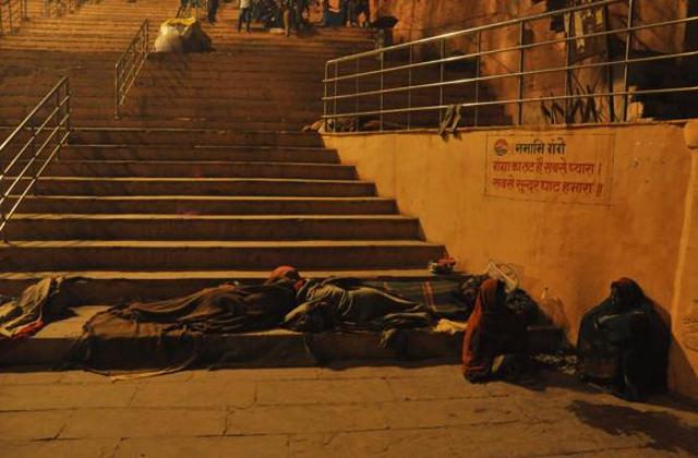 Homeless people sleeping at Rajendra Prasad ghat. (Rajesh Kumar/HT Photo)
