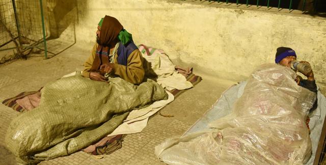The pavement from Parivartan Chowk till Daliganj offers night rest to about 250 odd homeless dwellers. (Subhankar Chakraborty/HT Photo) The pavement from Parivartan Chowk till Daliganj offers night rest to about 250 odd homeless dwellers. (Subhankar Chakraborty/HT Photo)