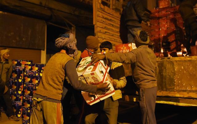 Labourers offloading truck at Nadan Mahal Road. (Subhankar Chakraborty/HT Photo) Labourers offloading truck at Nadan Mahal Road. (Subhankar Chakraborty/HT Photo)