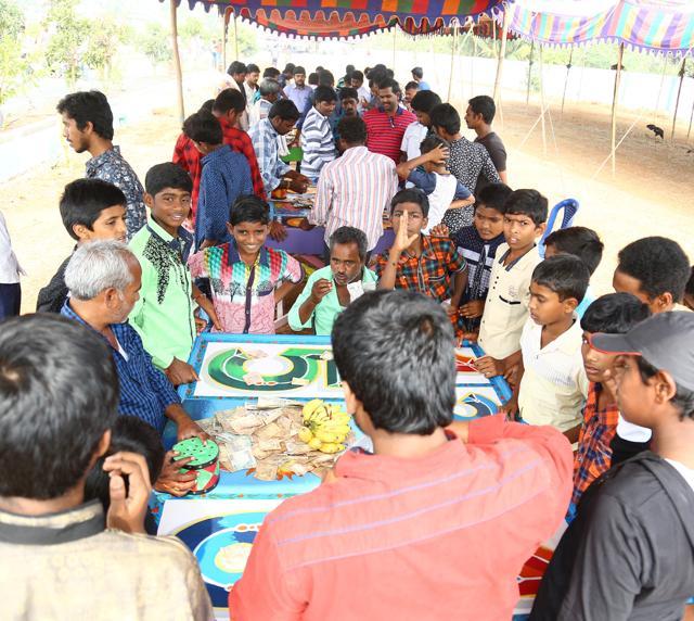 A makeshift casino with patrons gambling during Sankranti. (HT PHOTO)