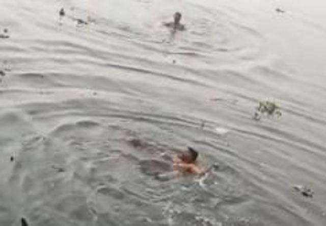 Some of the protesters jumped into Gomti when the police tried to hold them back. (HT)