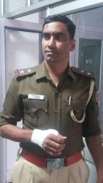 Injured SI Om Prakash (HT Photo) Injured SI Om Prakash (HT Photo)