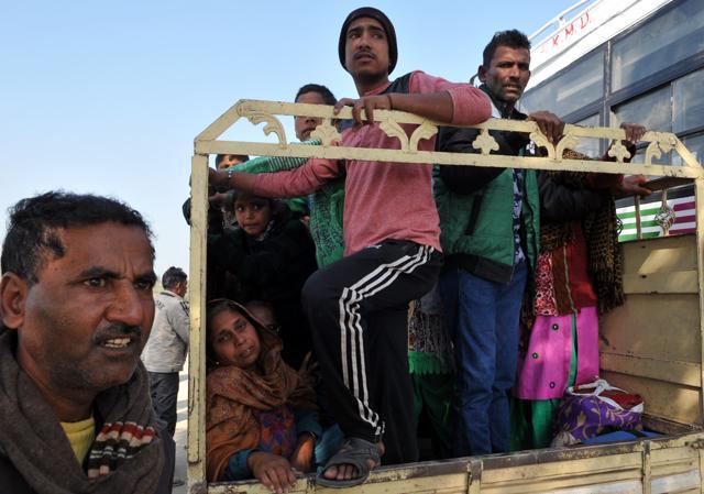 People with their belongings on a vehicle as shelling intensify from the Pakistani side at Arnia sector, in Jammu, on January 19. (Nitin Kanotra /HT Photo) People with their belongings on a vehicle as shelling intensify from the Pakistani side at Arnia sector, in Jammu, on January 19. (Nitin Kanotra /HT Photo)