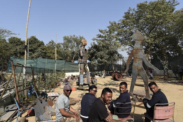 Artists taking a break from work at a park in Soami Nagar. (Burhaan Kinu/HT PHOTO) Artists taking a break from work at a park in Soami Nagar. (Burhaan Kinu/HT PHOTO)