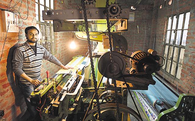 Arfin with his powerloom in Varanasi’s Bajardiha area. Once a handloom weaver, he made the shift to the powerloom a year back. (Raj K Raj/HT PHOTO) Arfin with his powerloom in Varanasi’s Bajardiha area. Once a handloom weaver, he made the shift to the powerloom a year back. (Raj K Raj/HT PHOTO)