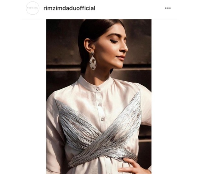 Sonam switched it up in a shiny grey kurta from Rimzin Dadu paired with matching pants. (Instagram/ rimzimdaduofficial)