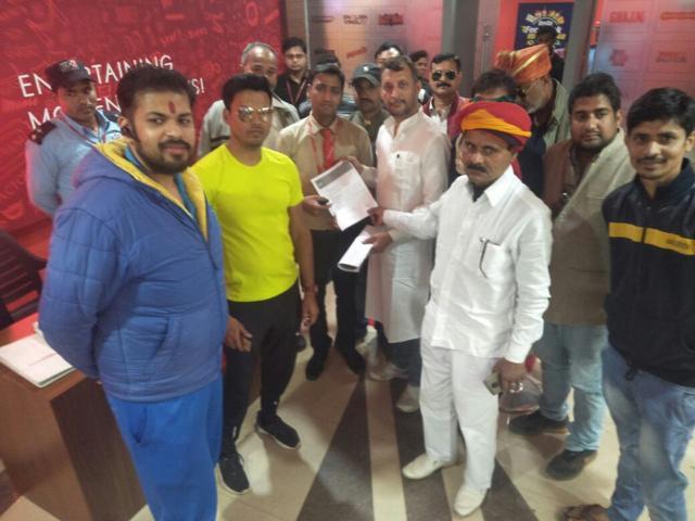 Karni Sena supporters hand over a memorandum to a movie hall owner in Ranchi. (HT PHOTO) Karni Sena supporters hand over a memorandum to a movie hall owner in Ranchi. (HT PHOTO)