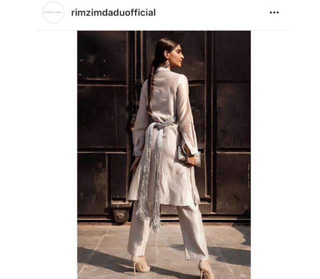 Sonam kept her beauty look sleek and elegant with thick eyeliner, baby pink lips and hair tied in a neat low ponytail. (Instagram/ rimzimdaduofficial)