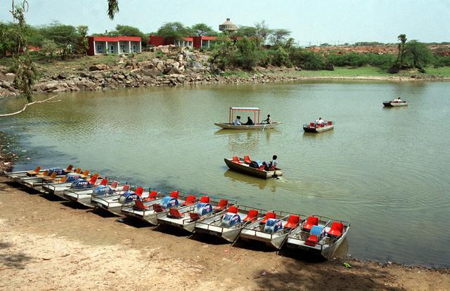 The Surajkund reservoir is now completely dry, but even back in 2001, monsoons would fill the reservoir. (Sanjeev Verma/HT Photo) The Surajkund reservoir is now completely dry, but even back in 2001, monsoons would fill the reservoir. (Sanjeev Verma/HT Photo)