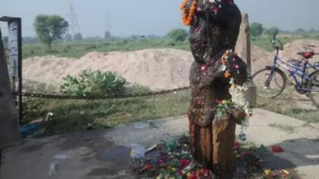 In the recent raid, police team re-dumped the stored sand back into the river using JCB machines. (HT Photo) In the recent raid, police team re-dumped the stored sand back into the river using JCB machines. (HT Photo)