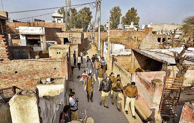 A police probe team in the Jhansa village. (Burhaan Kinu/HT) A police probe team in the Jhansa village. (Burhaan Kinu/HT)