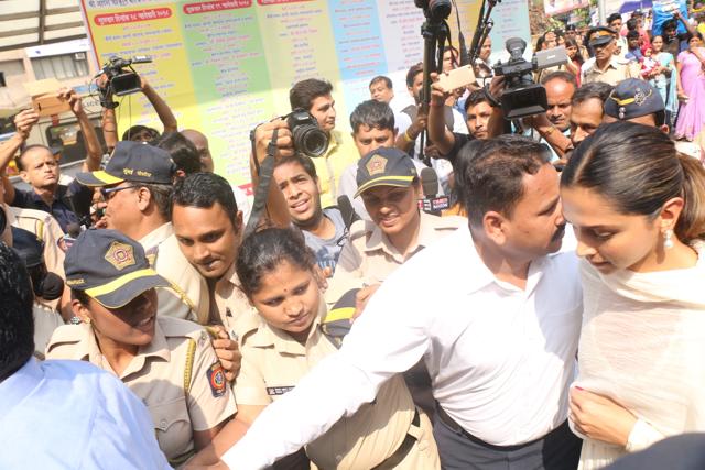 Deepika during a visit to Siddhivinayak in Mumbai. (IANS) Deepika during a visit to Siddhivinayak in Mumbai. (IANS)