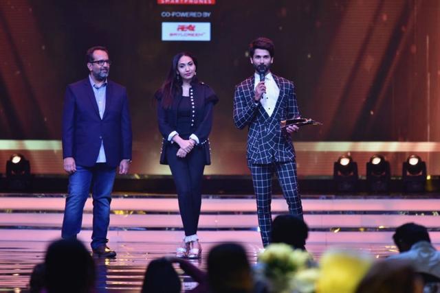 Anand L Rai and Prerna Arora honour Shahid Kapoor. (HT Photo) Anand L Rai and Prerna Arora honour Shahid Kapoor. (HT Photo)