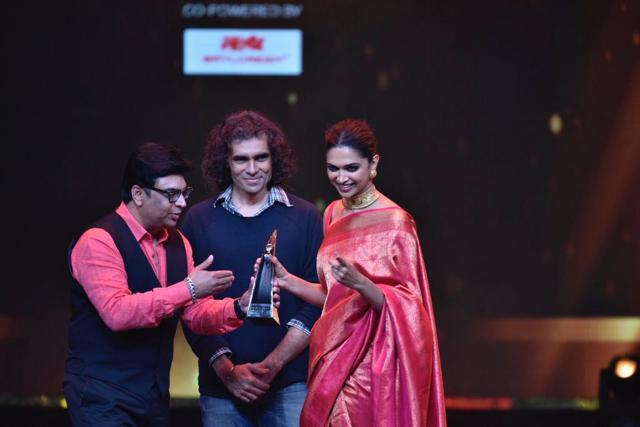 Deepika Padukone receives the award from director Imtiaz Ali. (HT Photo) Deepika Padukone receives the award from director Imtiaz Ali. (HT Photo)