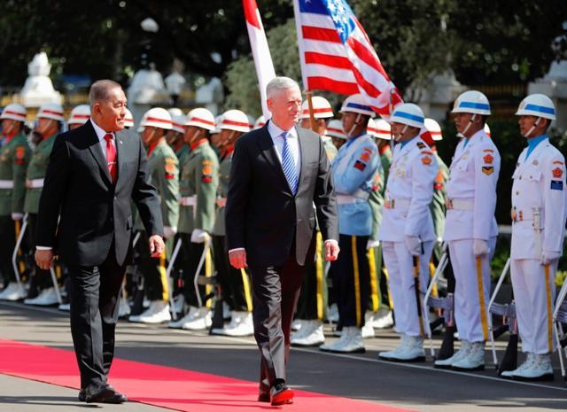 Visiting US secretary of defense Jim Mattis reviews the honour guard with Indonesia's defence minister Ryamizard Ryacudu at the defence ministry in Jakarta, on Wednesday. (REUTERS) Visiting US secretary of defense Jim Mattis reviews the honour guard with Indonesia's defence minister Ryamizard Ryacudu at the defence ministry in Jakarta, on Wednesday. (REUTERS)