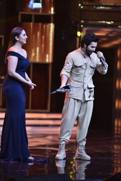 Huma Qureshi hands Varun Dhawan his award. (HT Photos) Huma Qureshi hands Varun Dhawan his award. (HT Photos)