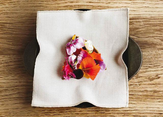 Flower tart at Noma, Copenhagen (Laura L.P./HdG Photography) Flower tart at Noma, Copenhagen (Laura L.P./HdG Photography)