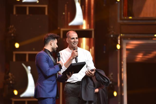 Vir Das and Akshay Kumar banter on stage. (HT Photo)