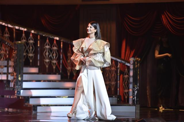 Hina Khan walks up to accept her award. (HT Photo)