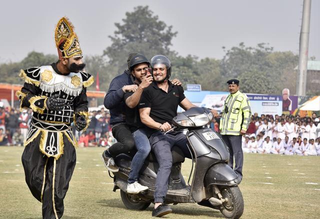 A digital India tableau and a skit by Gurgaon police along with road safety officials and private school students on road safety were among the highlights of the day. (Sanjeev Verma/HT PHOTO) A digital India tableau and a skit by Gurgaon police along with road safety officials and private school students on road safety were among the highlights of the day. (Sanjeev Verma/HT PHOTO)