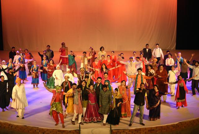 The two-hour show sees colourful costume changes, dance numbers and more as it tells lesser-known stories from the city’s past. Even non-Ahmedabadis can relate, says Sarabhai. In fact, the play ends with a song that goes, ‘Nai maaru nai taaru, aa sau nu Amdavad [Neither mine, nor yours, it’s everyone’s Ahmedabad].’ (Satyabrata Tripathy / HT Photo)