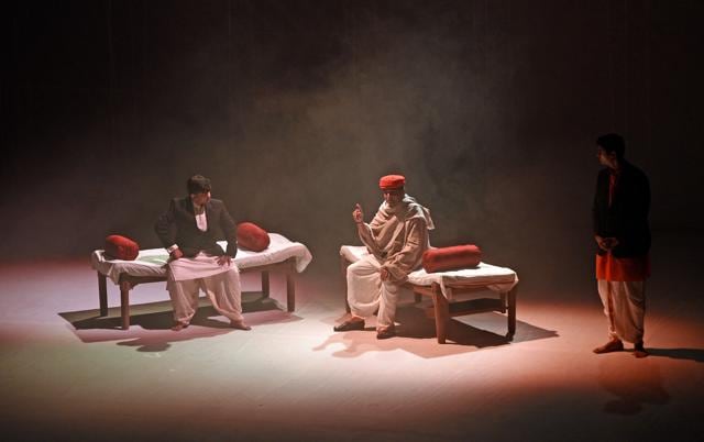 On stage, it’s not all earnest and historical. A chat between two typical Ahmedabadis had the audience in splits as they talked about how they live life to the fullest despite having not a penny in their pockets, and of how betting was their favourite pastime. (Satyabrata Tripathy / HT Photo)