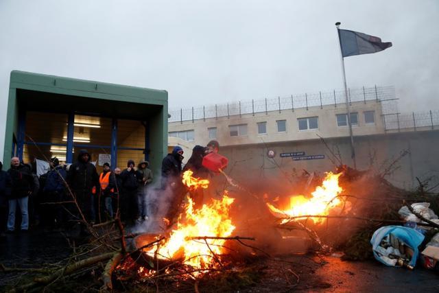Prison wardens block the Maubeuge jail during a nationwide protest, France, January 24, 2018. (REUTERS) Prison wardens block the Maubeuge jail during a nationwide protest, France, January 24, 2018. (REUTERS)