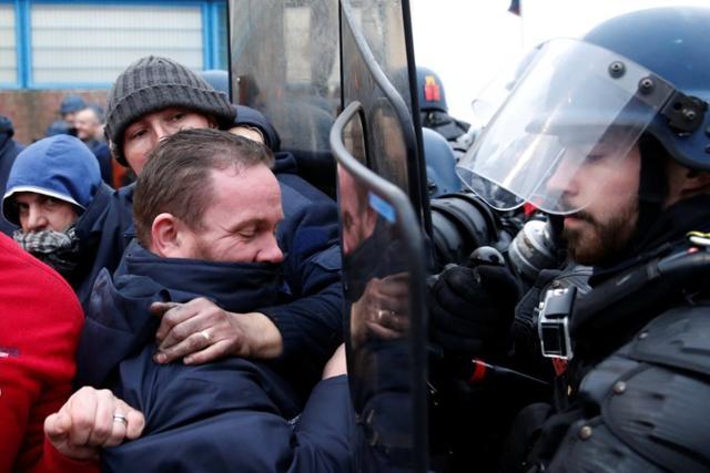 Prison wardens face off with French gendarmes as they block the Maubeuge jail during a nationwide protest, France, January 24, 2018. (REUTERS) Prison wardens face off with French gendarmes as they block the Maubeuge jail during a nationwide protest, France, January 24, 2018. (REUTERS)