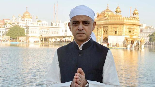 Mayor of London Sadiq Khan paying obeisance at Golden Temple in December 2017. (Sameer Sehgal/HT)