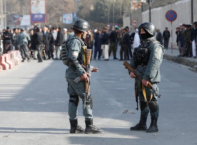 Afghan police officers keep watch at a car bomb attack site in Kabul, Afghanistan January 27, 2018. (Reuters Photo) Afghan police officers keep watch at a car bomb attack site in Kabul, Afghanistan January 27, 2018. (Reuters Photo)